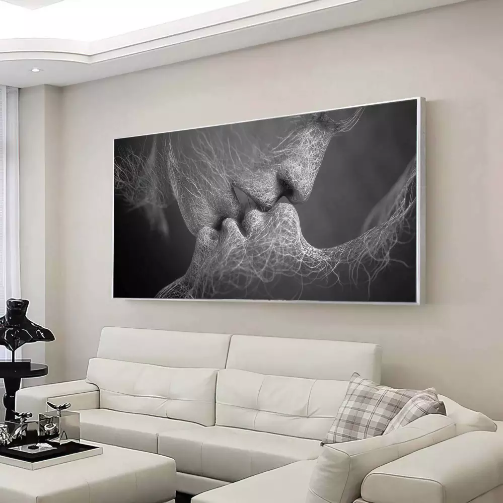 Quadro Decorativo 1 Tela: Beijo Intenso - Retrato de Amor e Intimidade em Vibrante Fundo Monocromático