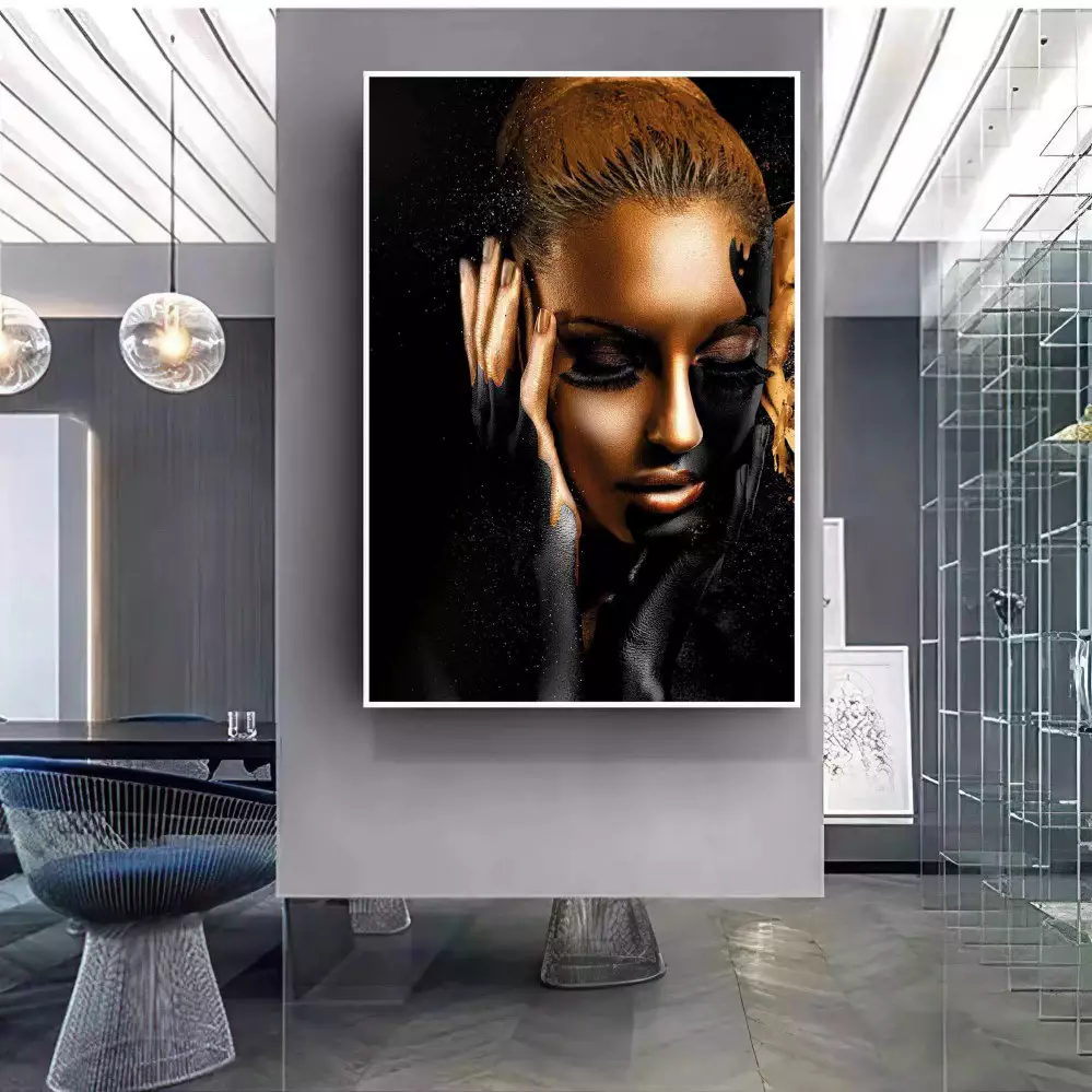 Quadro Decorativo 1 Tela: Retrato Enigmático de Mulher com Maquiagem Dourada,
